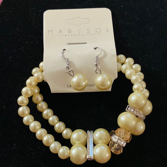 2/$12 Sale.  Beaded bracelet with earrings.  Bracelet is stretchable. Pale cream - Picture 1 of 5